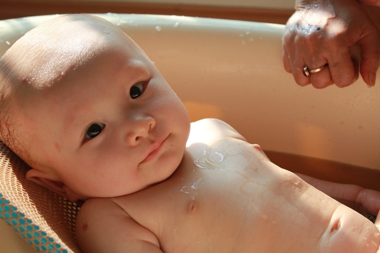 petit bébé dans sa baignoire bébé